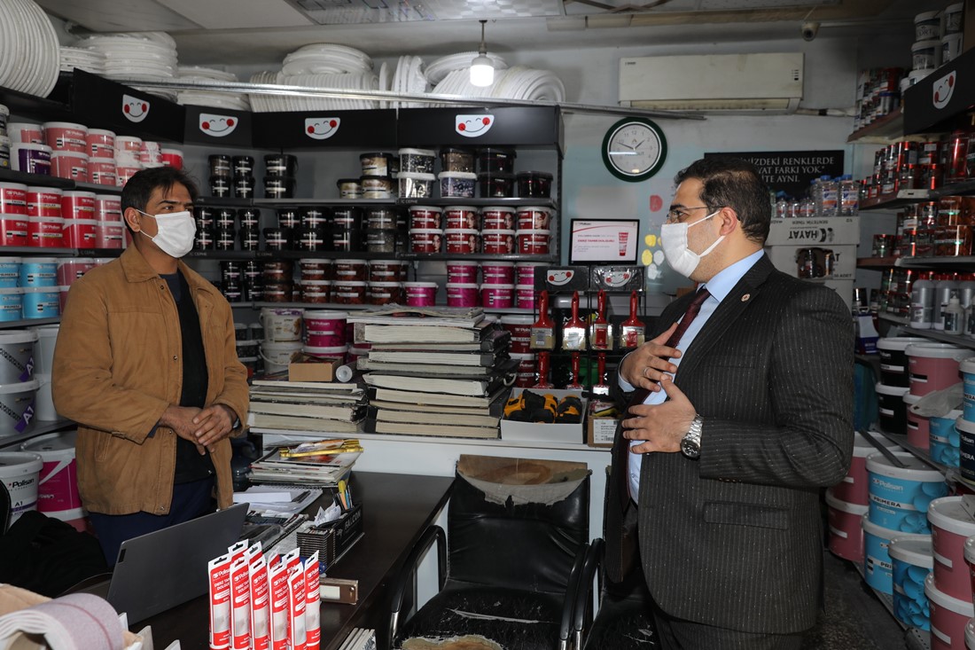 BAŞKAN CANPOLAT, PANDEMİ TEDBİRLERİNE UYALIM DİYEREK ESNAFLARI ZİYARET ETTİ
