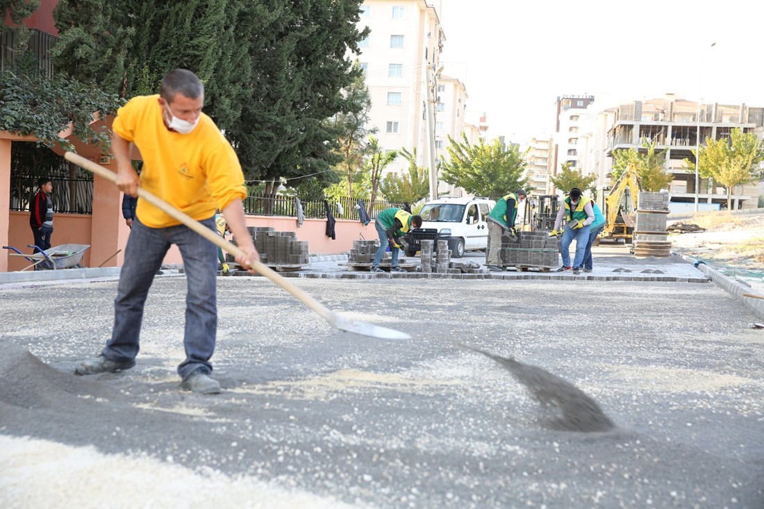 KARAKÖPRÜ’DE YOLLAR KİLİTLİ PARKEYLE YENİLENİYOR