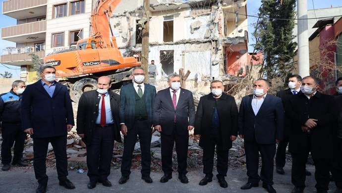 BÜYÜKŞEHİR, KOMİSER ŞAKİR CADDESİNDE TRAFİK AKIŞINI RAHATLATIYOR