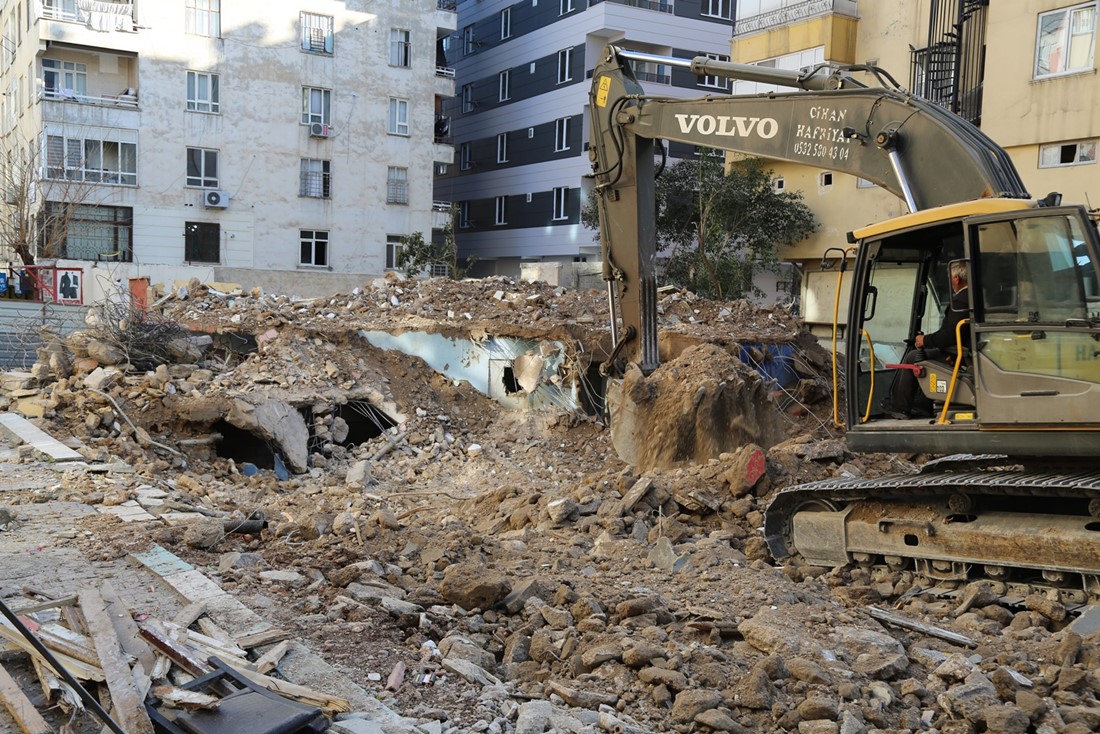 HALİLİYE BELEDİYESİ, RİSKLİ VE METRUK YAPILARIN YIKIMINI GERÇEKLEŞTİRİYOR