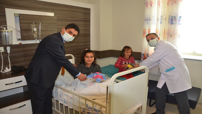 ÖZEL EL İŞLEMELİ YAPILMIŞ OYUNCAKLAR HASTA ÇOCUKLARA DAĞITILDI