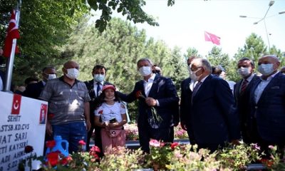 Millî Savunma Bakanı Akar, Kayseri’de Şehitlikleri Ziyaret Etti