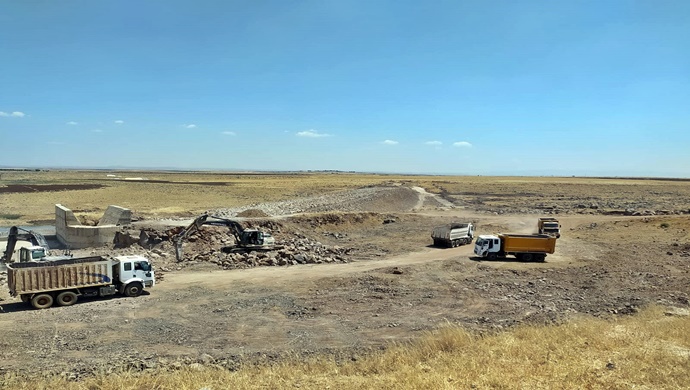 ŞANLIURFA SİVEREK UZUNCA GÖLETİ’NDE ÇALIŞMALAR ARALIKSIZ DEVAM EDİYOR