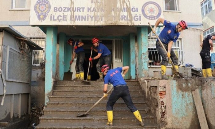 Polis Arama Kurtarma (PAK) Ekipleri Sel Felaketinde 300 Kişiyi Kurtardılar