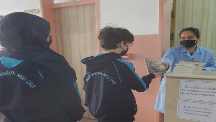 29 Ekim Cumhuriyet Bayramını şu an Cumhurun Başkanının kitabını ücretsiz dağıtarak kutladılar