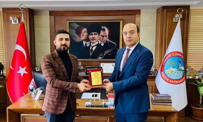 ÖRNEK MAHALLE MUHTARI MEHMET ŞAHİN `E KAYMAKAM DUMAN ` DAN TEŞEKKÜR PLAKETİ