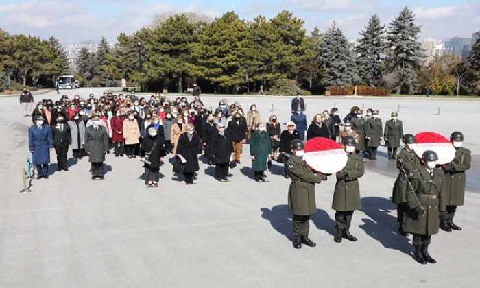 Millî Savunma Bakanı Hulusi Akar’ın Eşi Sayın Şule Akar ve Beraberindeki Komutan Eşleri Anıtkabir’i Ziyaret Etti