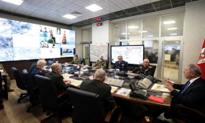 Millî Savunma Bakanı Hulusi Akar, Kara Kuvvetleri Harekât Merkezinde Pençe-Kilit Operasyonunu Takip Etti