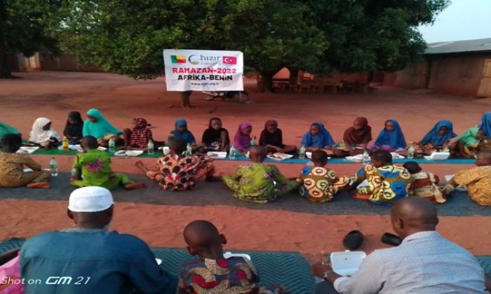 Hızır Derneği Afrika Benin’deki Öğrencilerle İftar sofralarında yalnız bırakmadı