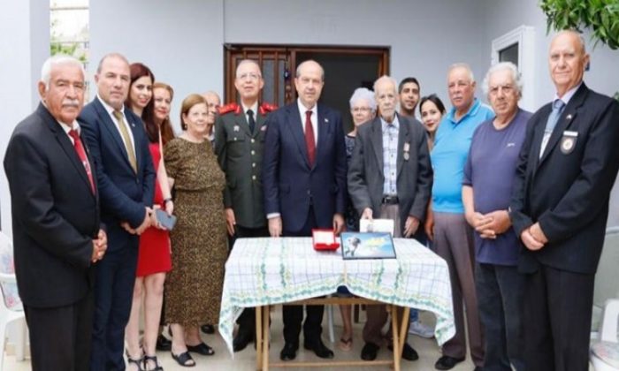 Cumhurbaşkanı Ersin Tatar, Kıbrıs Türk halkının milli mücadelesine yapmış oldukları üstün hizmetler nedeniyle gazilere şeref madalyası takdim etti