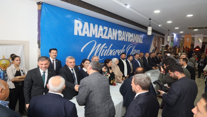  BAŞKAN BEYAZGÜL, AK PARTİ’NİN BAYRAMLAŞMA TÖRENİNE KATILDI