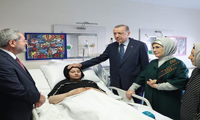 Cumhurbaşkanı Erdoğan, depremzede çocukları hastanede ziyaret etti