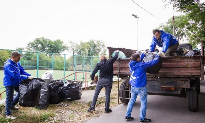 “Birleşik Rusya” Donetsk’teki stadyumun topraklarında bir temizlik günü düzenledi