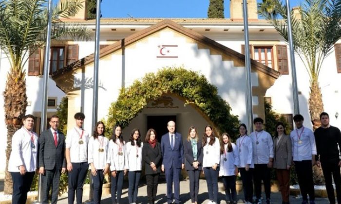 Cumhurbaşkanı Ersin Tatar, İstanbul’da düzenlenen Gastronomi Festivali’nde başarılı olan ve madalya kazanan Haydarpaşa Ticaret Lisesi öğretmen ve öğrencilerini kabul etti