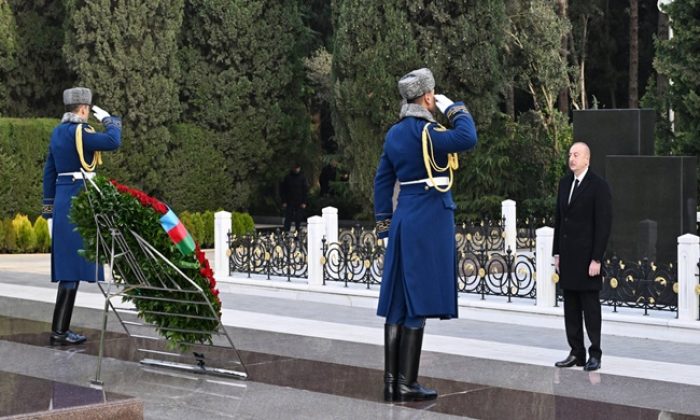 İlham Aliyev ve First Lady Mehriban Aliyeva, Milli Lider Haydar Aliyev’in kabrini ziyaret etti