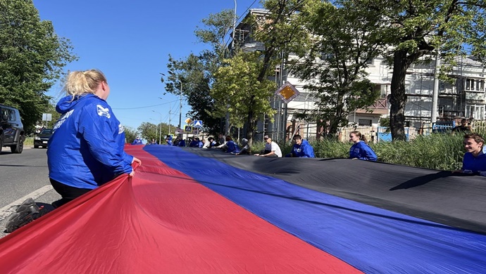 Активисты «Молодой Гвардии Единой России» вместе с общественниками провели патриотические акции ко Дню освобождения Мариуполя