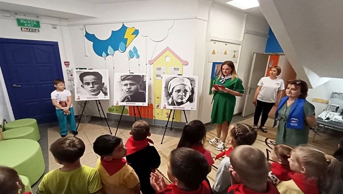 Khanty-Mansiysk Özerk Okrugu’ndaki Poikovsky Birleşik Rusya üyeleri, Büyük Zafer’in 80. yıl dönümüne adanmış çocuklar için bir gezi düzenledi